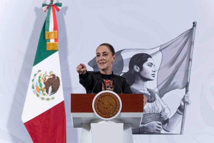 Destaca Sheinbaum apoyo de AMLO en presentación de libro