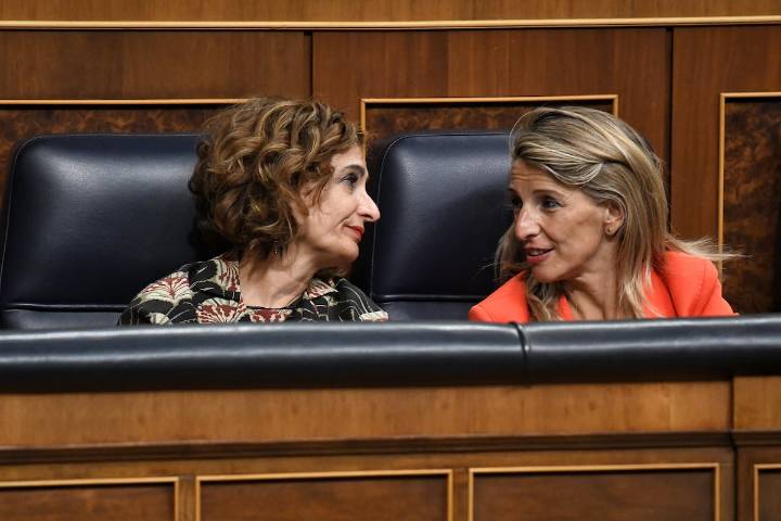 ¿Debe tributar el salario mínimo? Esto opinan expertos, sindicatos, patronales y partidos