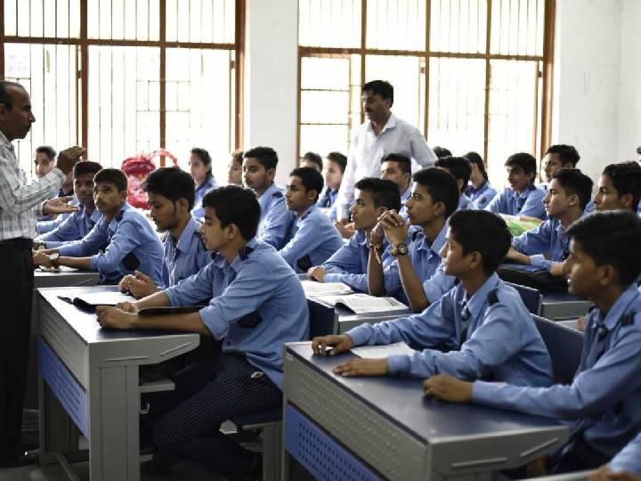Delhi govt orders hybrid classes for students up to class 9, 11 amid severe air pollution