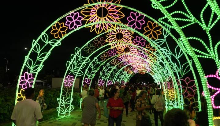 El Gran Malecón se iluminó con el encendido del alumbrado navideño