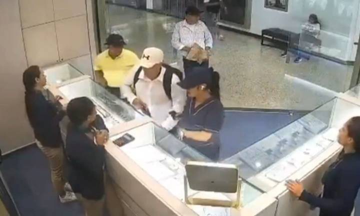 Video: este fue el momento en el que sujetos robaron importante joyería en Bucaramanga
