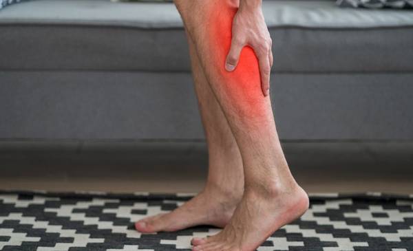 No es la banana: el truco infalible para combatir los calambres de noche