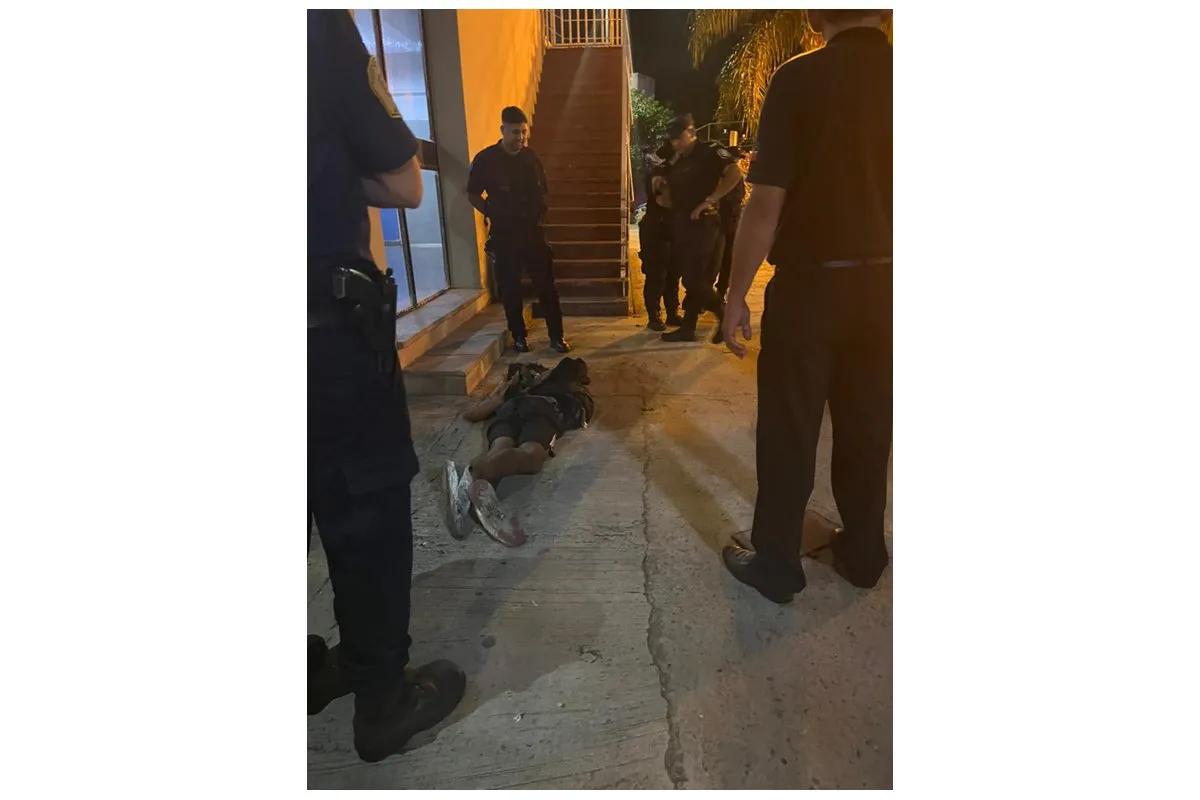 Prohibido dormir en la calle: Los desposeídos de vivienda deben esconderse de los municipales que los detienen.