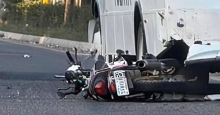 Fallece hombre al chocar contra un camión de transporte de personal