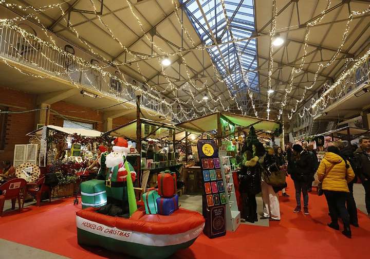 El comercio local de Candás se luce en el Mercáu Navideño