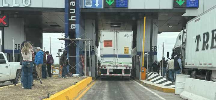 Levantan bloqueos en los cuatro puentes internacionales de Chihuahua; permanece bloqueo parcial en caseta de Saucillo y advierten cierre de carretera Chihuahua