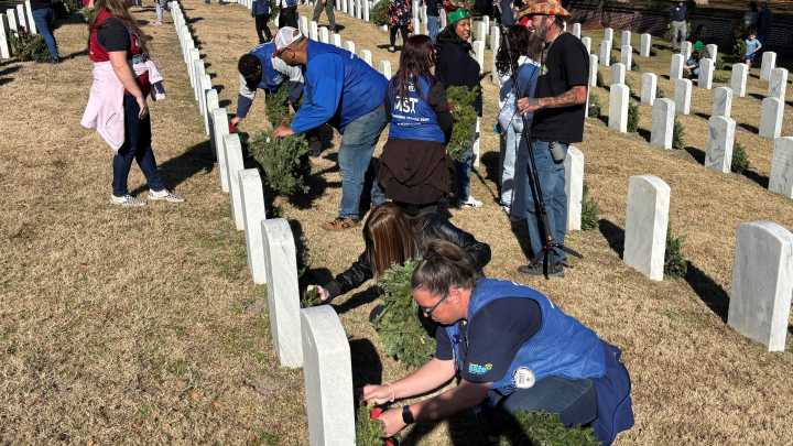 Ceremony honors veterans at Wilmington National Cemetery