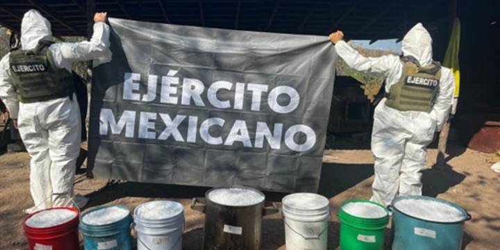 Aseguran laboratorio clandestino con 8 toneladas de precursores químicos y 300 kilos de metanfetamina en Michoacán