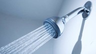 Cuatro hábitos comunes en la ducha que dañan la piel y cómo evitarlos