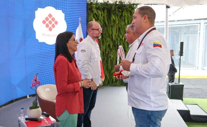 Vicepresidenta Delcy Rodríguez felicita a trabajadores de Pequiven