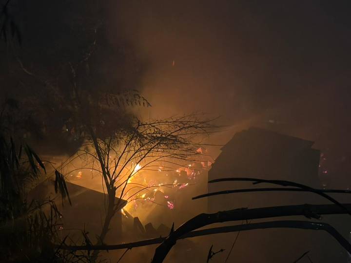 Voraz incendio arrasa más de 50 casas en asentamiento 12 de Octubre