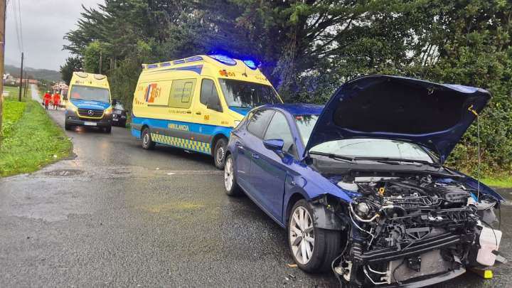 Extraen por el maletero a una persona recién operada tras un accidente entre un Porsche y un Seat en Narón