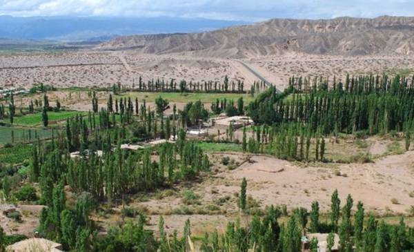 Parece un desierto en el medio de la montaña y tiene solo 400 habitantes