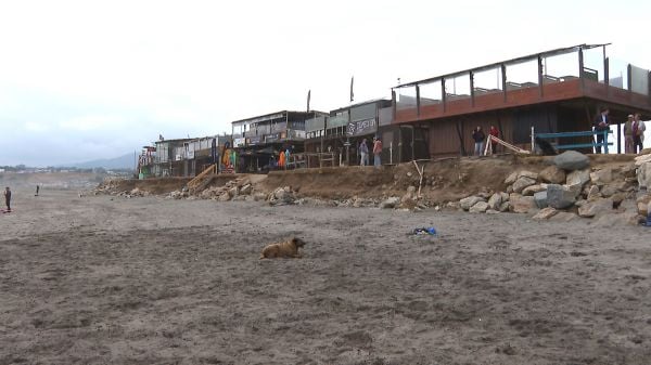 Escuelas de surf en La Boca de Concón en alerta por posible fin de contratos