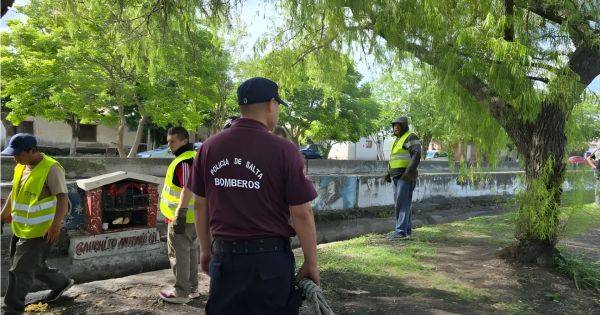 Desalojaron a personas del canal de la Esteco: varios estaban alcoholizados