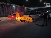 Taxi vuelca en Paseo Miguel de la Madrid; conductor es trasladado en código verde en Villa de Álvarez