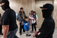 Las redadas del ICE disparan el absentismo escolar y traumatizan a los niños: “Les han obligado a dejar atrás su infancia”