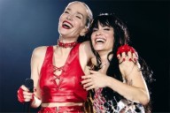 En Uruguay. Lali y Natalia Oreiro cantaron juntas y encendieron al público con un apasionado beso