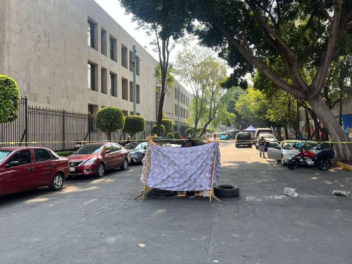 Manifestantes instalan plantón frente a Segob para exigir justicia por asesinato de activista