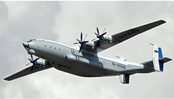 Avión militar ruso se desintegra en el aire; mueren siete personas