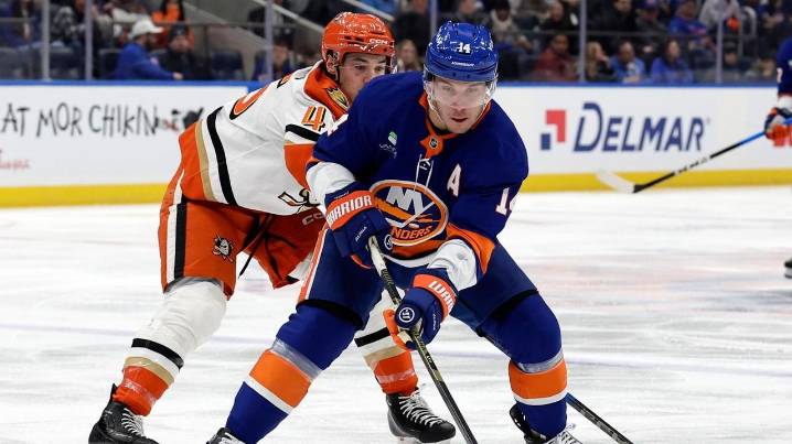 Horvat leaves Isles' win over Ducks with injury