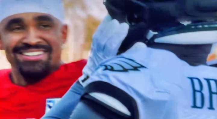 “Hard Knocks” Cameras Catch Jalen Hurts & AJ Brown’s Interesting Sideline Interaction at Practice Amid Growing Beef Rumors [VIDEO]