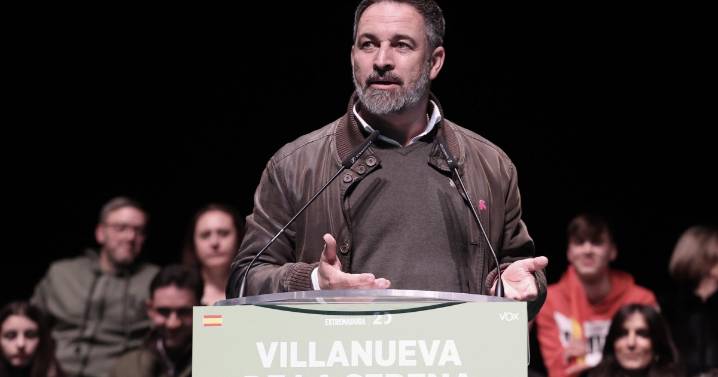 Abascal pide a Feijóo y a Page que se junten «para algo» y presenten una moción de censura contra Sánchez