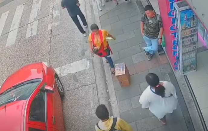 Mujer es alcanzada por una bala perdida y muere con su bebé en brazos