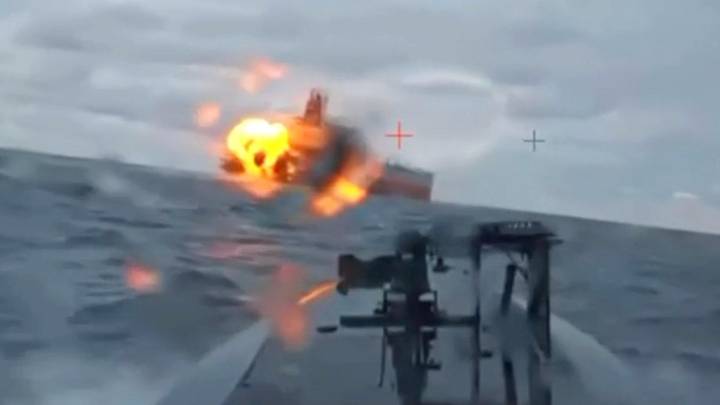 Video muestra impactante ataque de drones submarinos de Ucrania a buque petrolero ruso