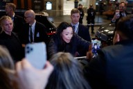 Video. María Corina Machado salta las vallas para abrazar a simpatizantes que gritan su nombre en Oslo