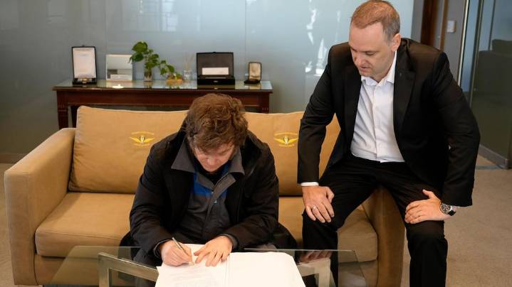 Milei volvió de Noruega y firmó el proyecto de reforma laboral para que sea tratado en el Congreso