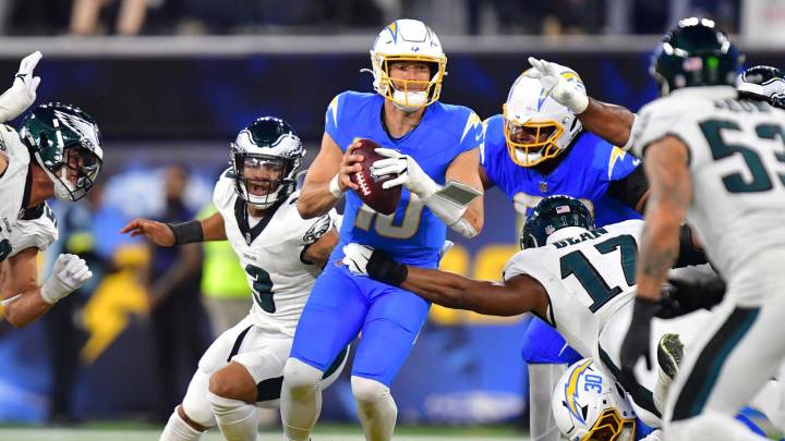 1 stat highlights Justin Herbert’s pass rush nightmare in Chargers