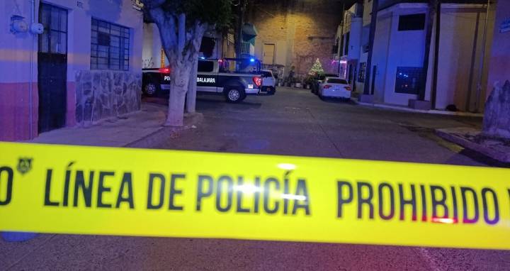 Vecinos escuchan gritos de auxilio y momentos después hallan el cuerpo de un hombre en un charco de sangre en Guadalajara