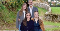 Los Reyes eligen una foto junto a sus hijas en un entorno rural para felicitar este año la Navidad