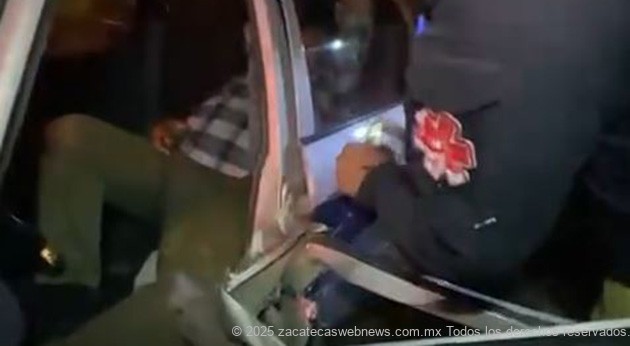 BOMBEROS Y PARAMÉDICOS ATIENDEN CHOQUE FRENTE AL SERVICIO COLÓN