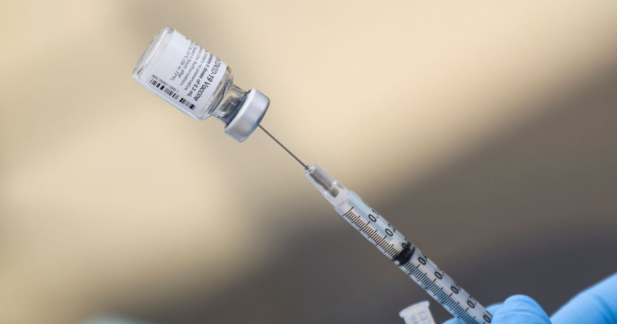 La FDA reconoce muertes de niños por vacunas contra el COVID