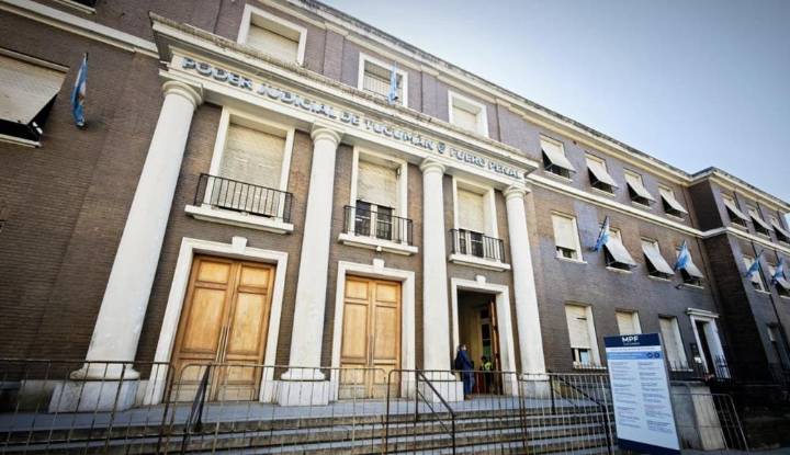 La denunciante del caso Vélez irrumpió en Tribunales y expresó temor por la falta de protección