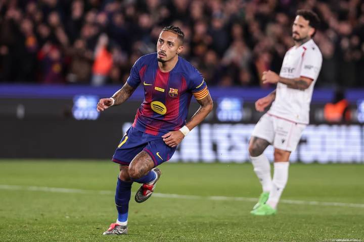 Con un Raphinha imparable, Barcelona estira su ventaja en el liderato de La Liga Española