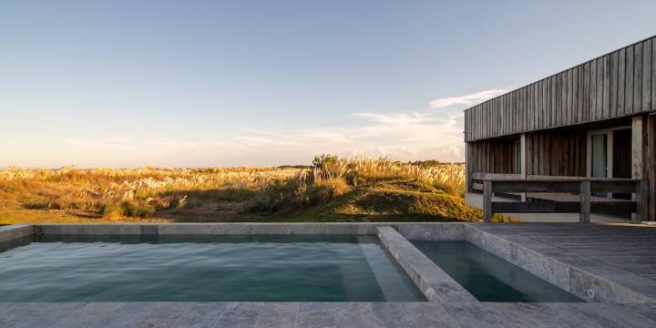 A metros del mar: el desafío de construir un hogar entre dunas y lagunas