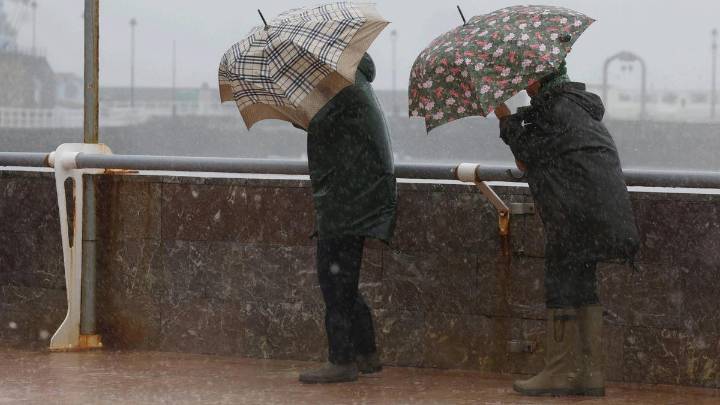Tiempo loco en Asturias: rachas de viento de 134 km/h, las segundas más alta de España, y más calor que en Sevilla, con máximas de 21 grados