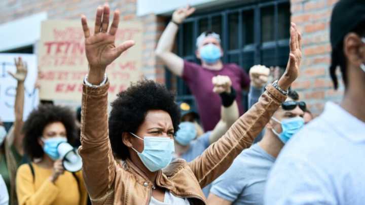 Médicos residentes de Inglaterra planean huelgas antes de Navidad por mejoras salariales