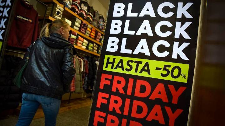 La OCU denuncia ante Consumo a 11 plataformas de venta online por falsas rebajas durante el Black Friday