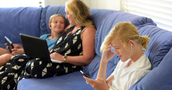 ¿Qué países prohiben las redes sociales para menores y cómo lo hacen?