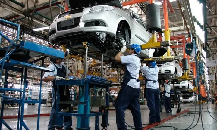 La industria volvió a caer en octubre y la construcción mostró señales mixtas