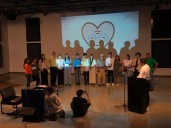 El equipo de “Arrugas en el corazón” estrenó su primer episodio en un emotivo evento