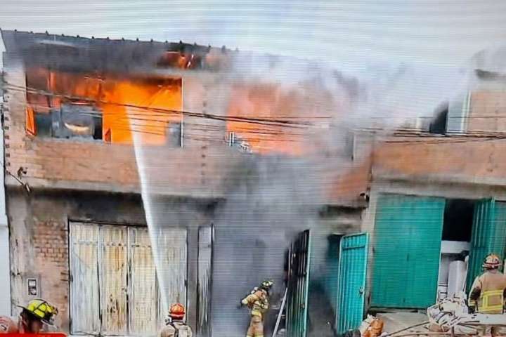 Villa El Salvador: bomberos luchan contra incendio en ferretería en Parque Industrial