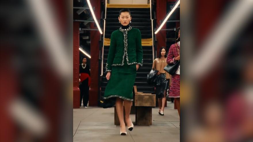 Chanel sorprende con un desfile en un auténtico andén del metro de Nueva York