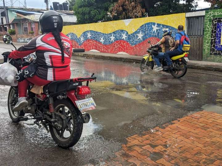 Riachuelo de aguas putrefactas en la calle 3 de San Antonio