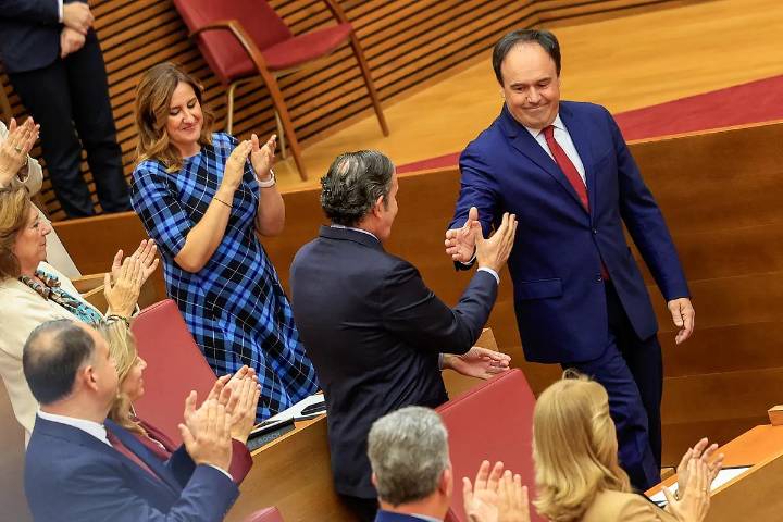 Llorca toma posesión como presidente de la Generalitat pidiendo perdón por la dana: "Las administraciones no estuvieron a la altura"