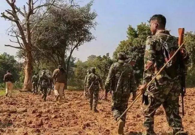 MP: 10 Naxals with total bounty of Rs 2.36 cr surrender in front...